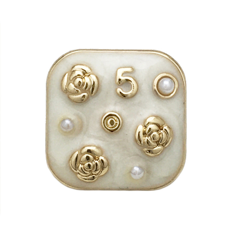 Quadratische Metallknöpfe Nr. 5 mit Blümchen und Perlen, weiß, 12er-Set