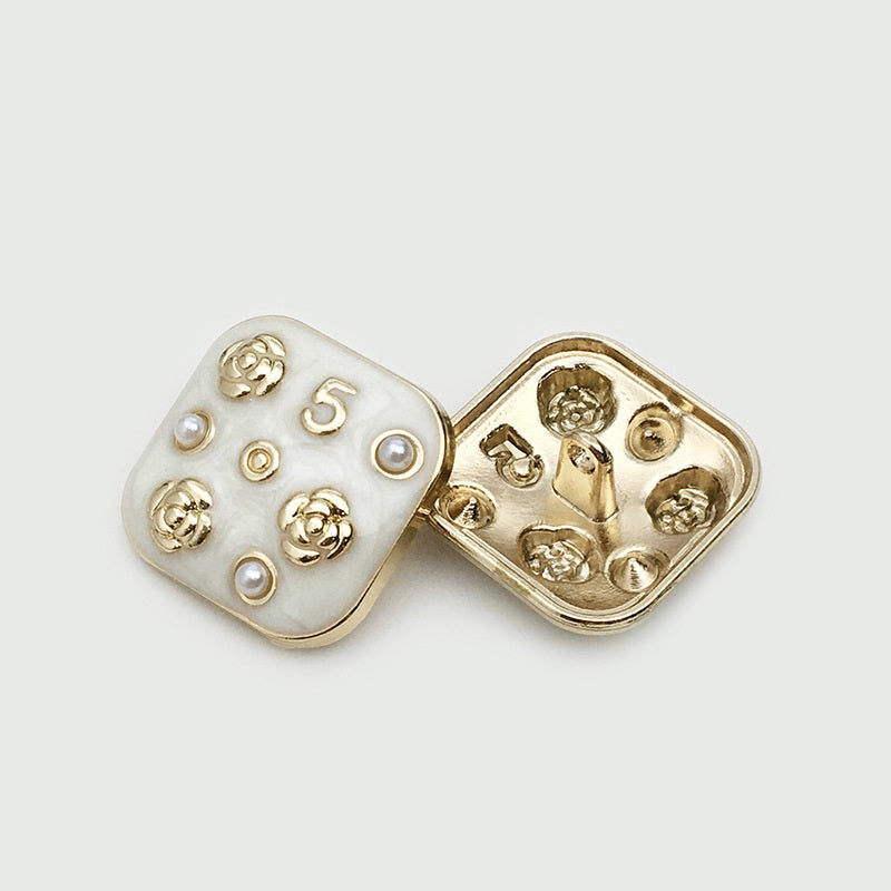 Quadratische Metallknöpfe Nr. 5 mit Blumen und Perlen, Rückseite mit 4 Pins