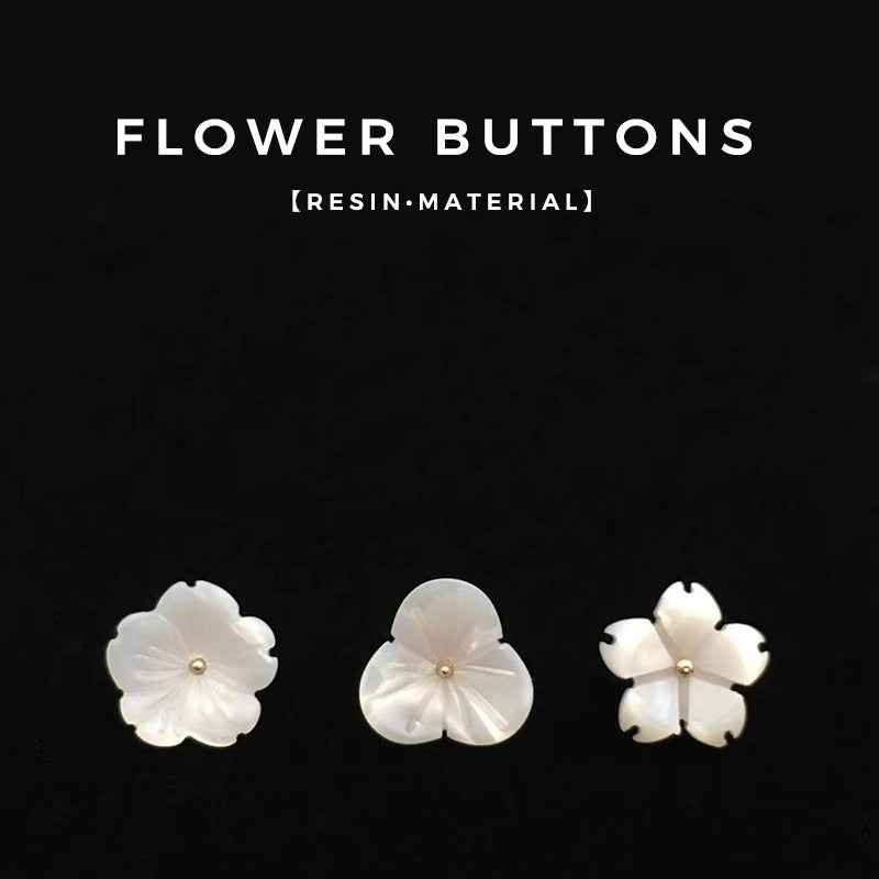 Blumen-Resin-Knöpfe, drei Varianten in weiß mit goldfarbenem Knopfmittel