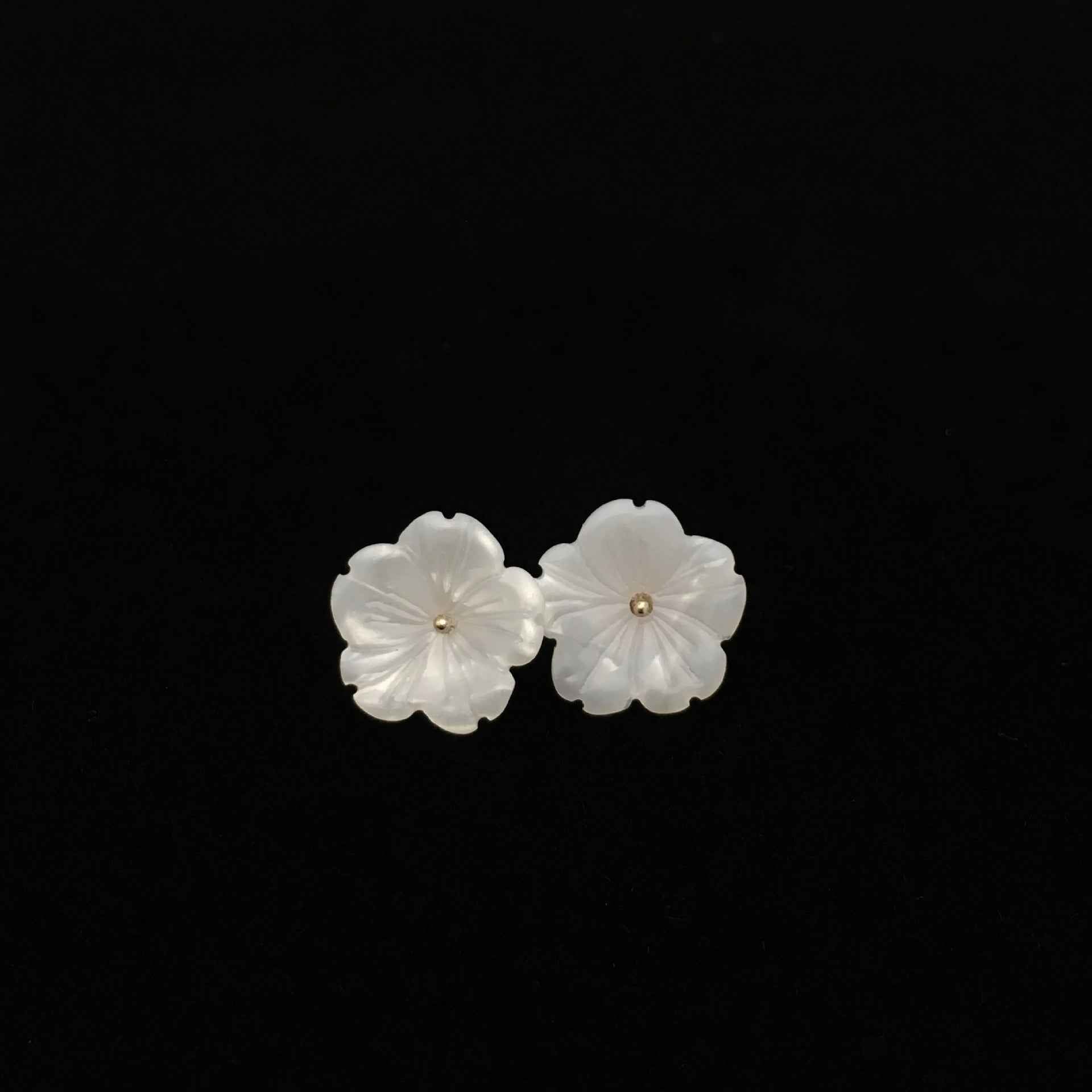 Zwei weiße blumenförmige Resin-Knöpfe, goldfarbener Mittelpunkt
