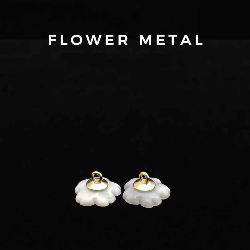 Blumenförmige Resin-Knöpfe mit goldfarbener Öse, weiß