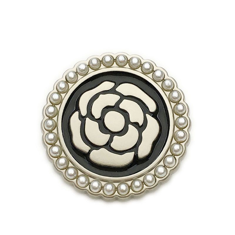 Round metal button with pearl rim and floral rose design, black-and-white front, 17.5–22.5mm