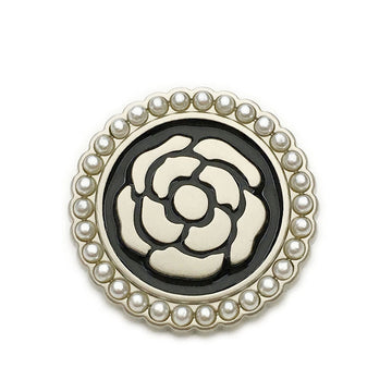 Round metal button with pearl rim and floral rose design, black-and-white front, 17.5–22.5mm