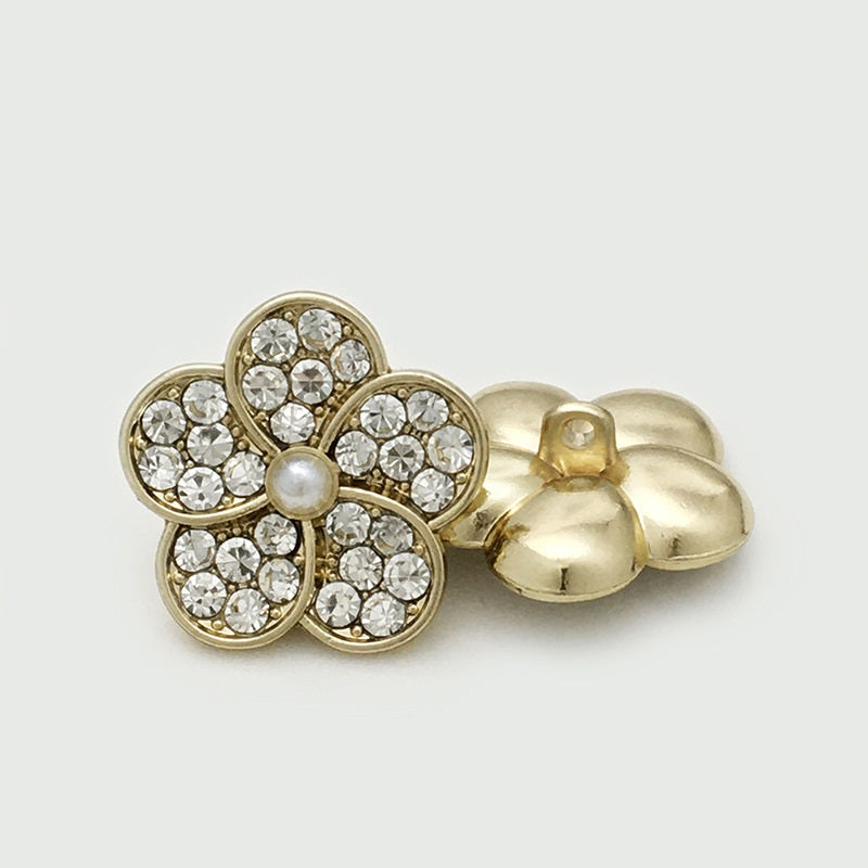 Goldfarbener Blütenknopf mit Perle, Strasssteinen und Metallöse