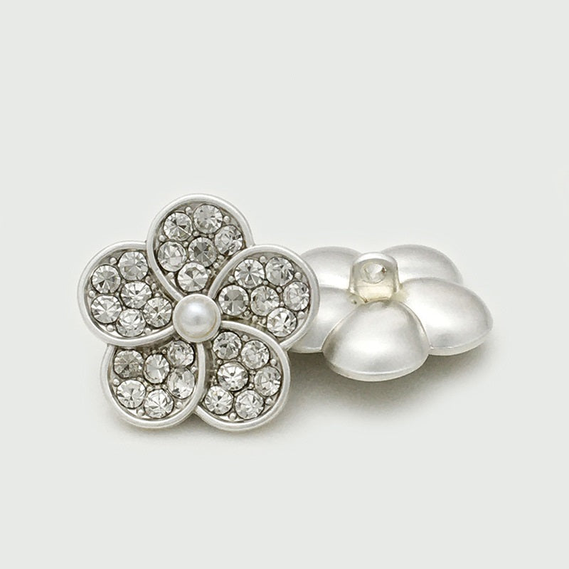 Matt-silberfarbener Blütenknopf mit Perle, Strasssteinen und Metallöse