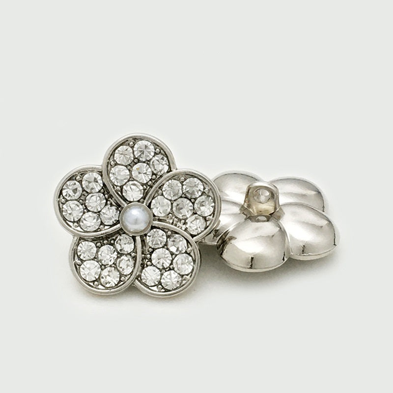 Silberfarbener Blütenknopf mit Perle, Strasssteinen und Metallöse