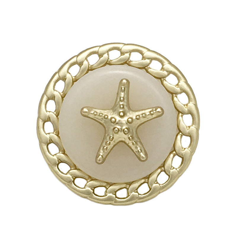 Goldener Metallknopf rund mit Sternmuschel-Relief und Kettenrand, Vorderseite