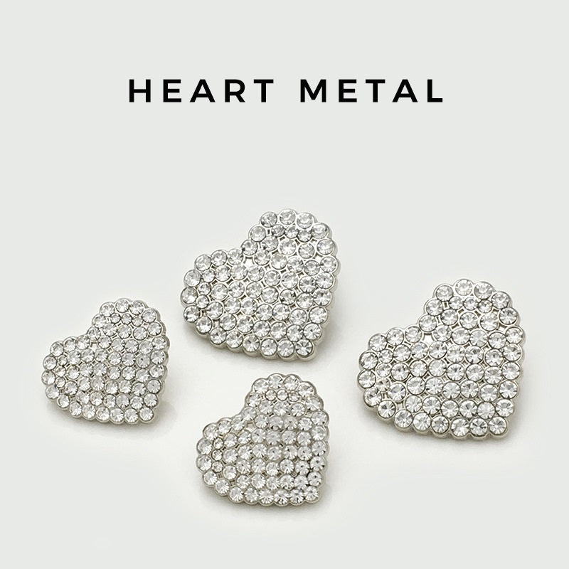 Mehrere silberne Herz-Metallknöpfe mit Strassbesatz, glitzernde Vorderseiten