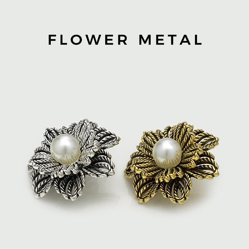 Gold- und Silber-Blumen-Metallknöpfe mit Perlmutt-Zentrum