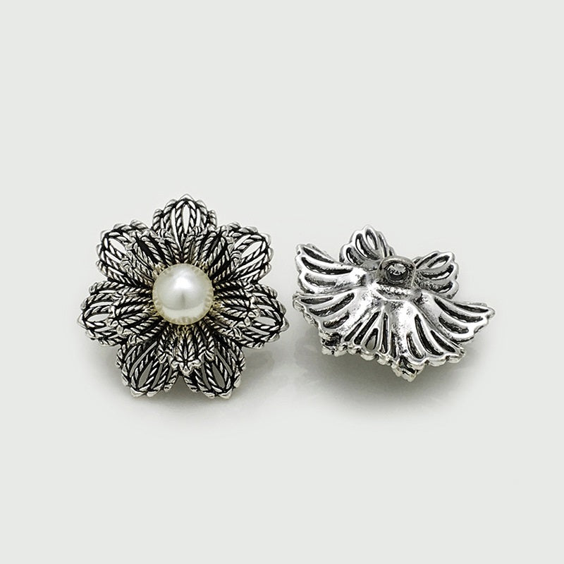 Silberner Blumen-Metallknopf mit Perlmutt-Zentrum, Rückansicht