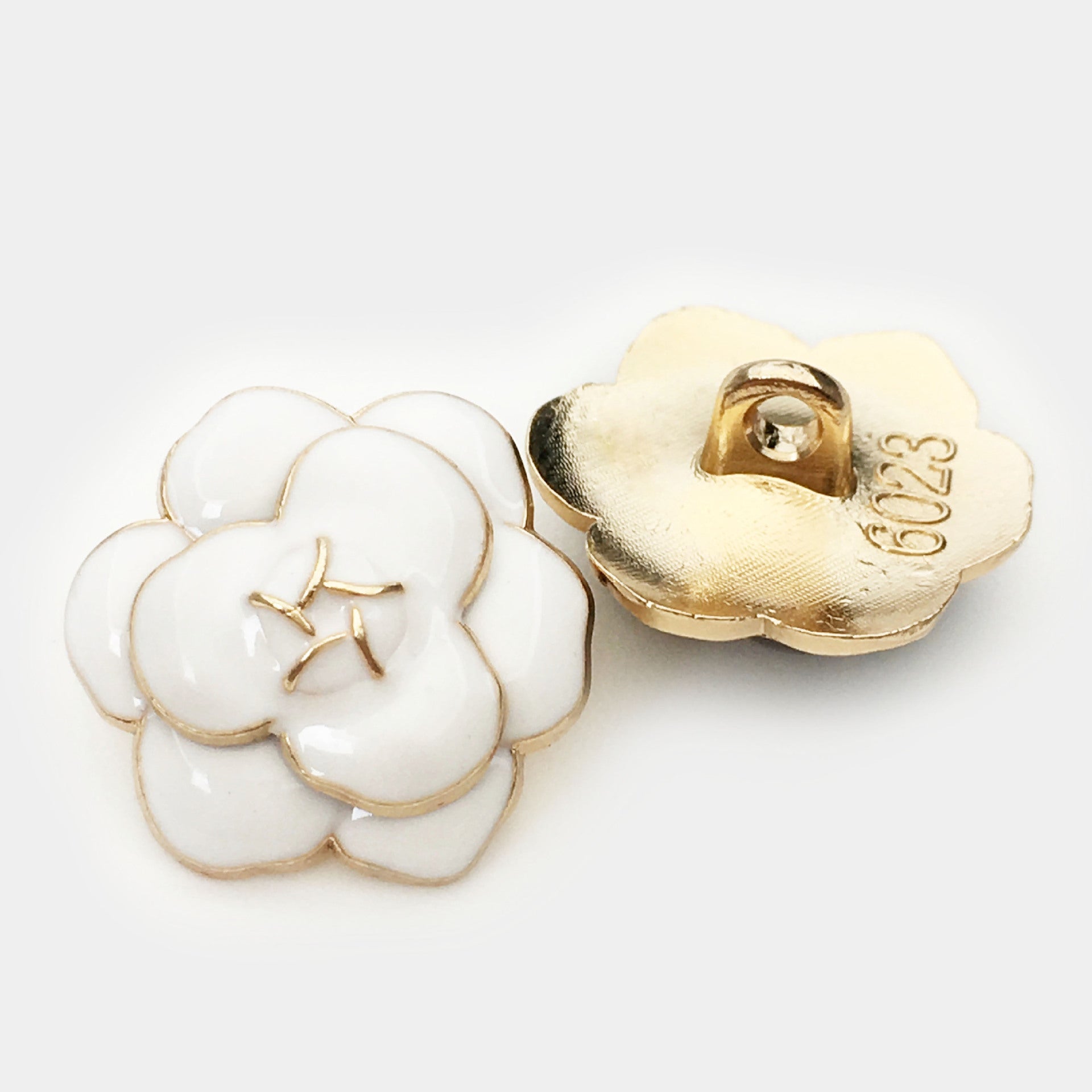 Weiße Rose-Blüten Metallknopf Rückseite, goldfarben mit Prägung 17,5/22,5 mm