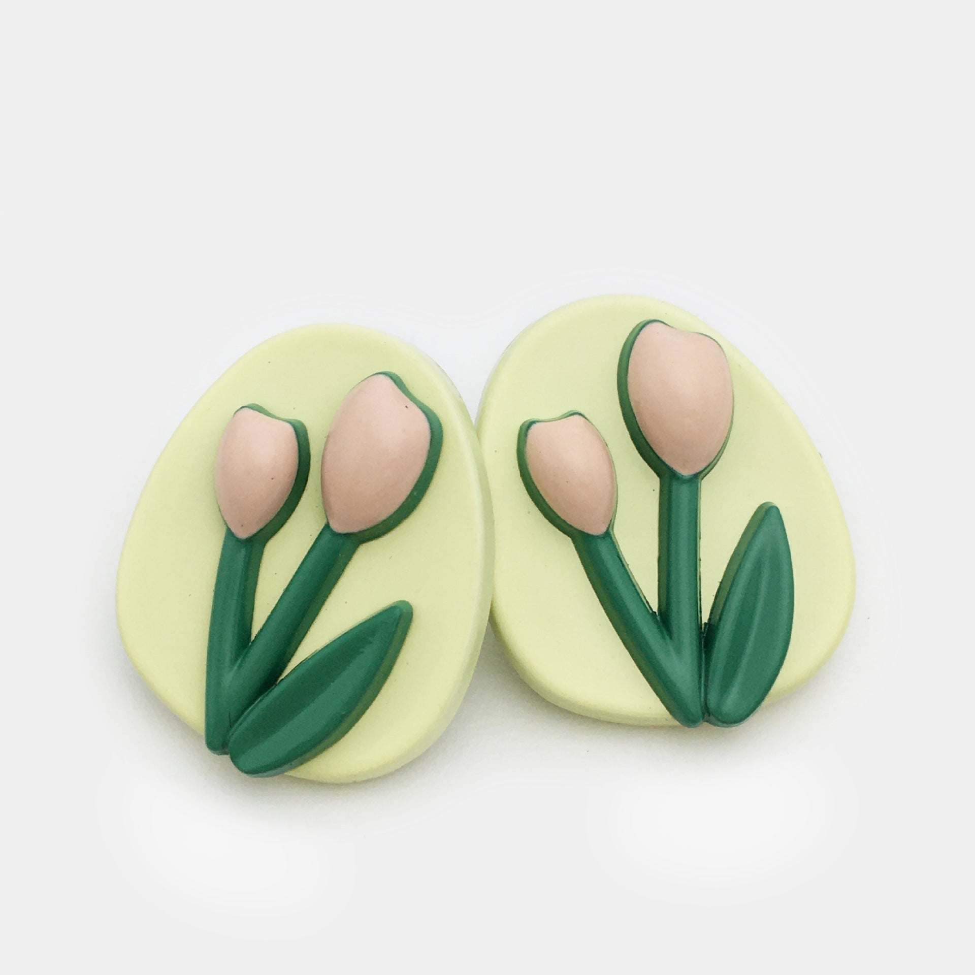 Oval tulip metal buttons, light yellow face with cream tulip petals and green stems