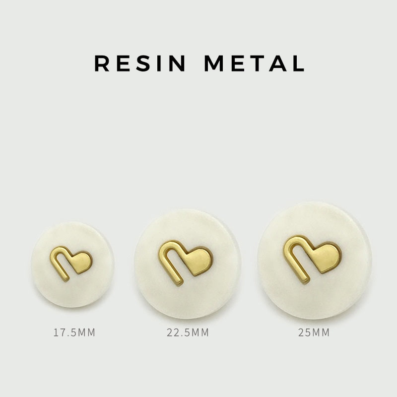 22.5-mm weißer runder Knopf mit Metallherz-Applikation