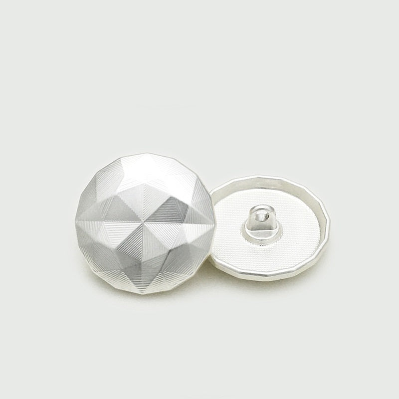 Silberfarbene Metallknöpfe mit Chevron-Muster, Vorder- und Rückseite sichtbar