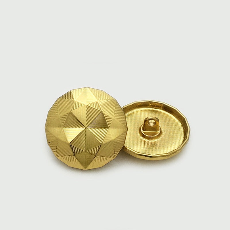 Goldfarbene Metallknöpfe mit Chevron-Muster, Vorderseite und Rückseite