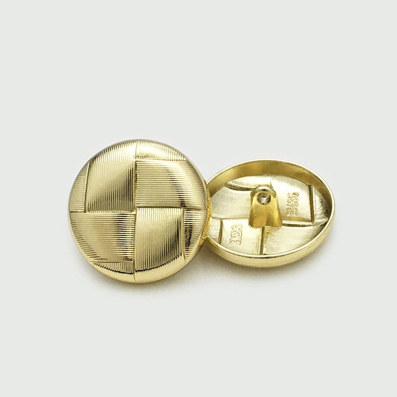 Goldfarbener Mantelknopf mit Metall-Grid-Oberseite und Nähsteg (Rückseite)