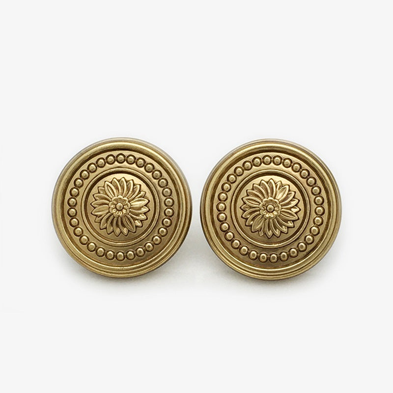 Zwei Daisy Blumen-Metallknöpfe, antik goldfinish, Kreis mit Perlenrand