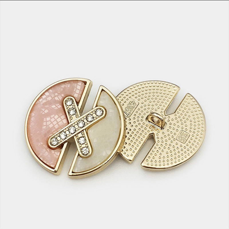 Rosa Diamant-X Metallknopf mit Strasskreuz, Goldrand; Rückseite mit Prägung