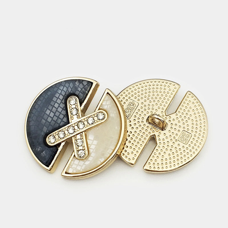 Schwarzer Diamant-X Metallknopf mit Strasskreuz, Goldrand; Rückseite mit Clip