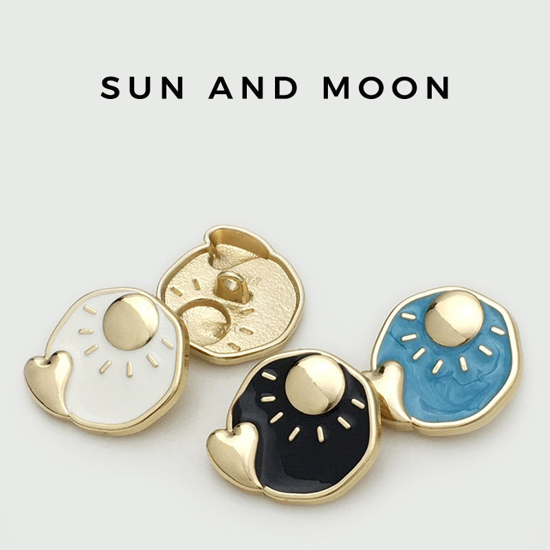 Conjunto de botones metálicos sol y luna con carátulas doradas, blancas y azules