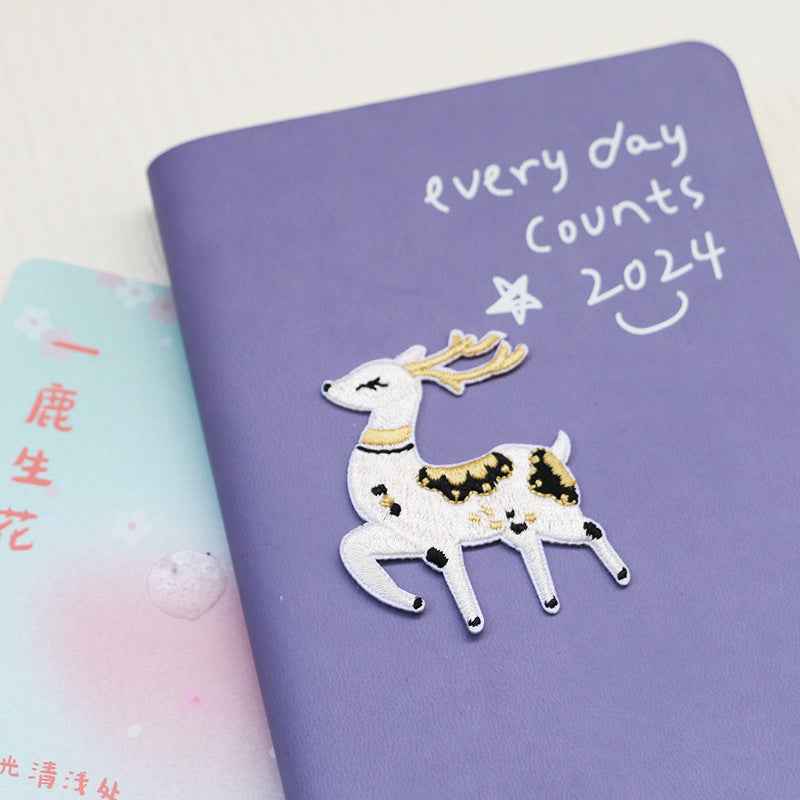 刺绣“鹿生花”风格补丁，白色站立小鹿造型织片