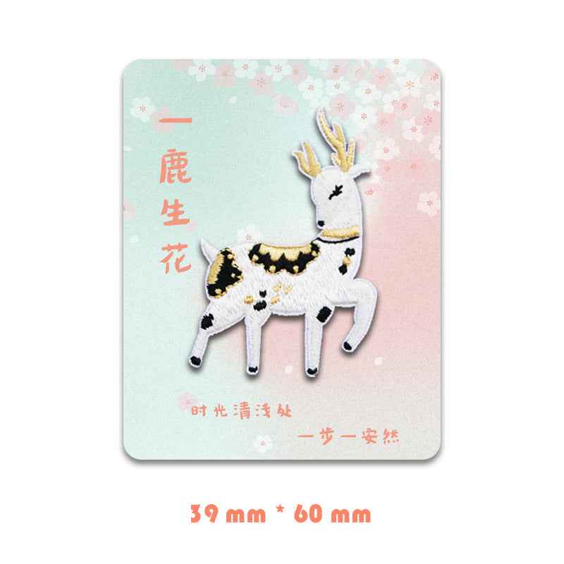 刺绣“鹿生花”风格补丁，单只白色鹿与黑金花纹织片