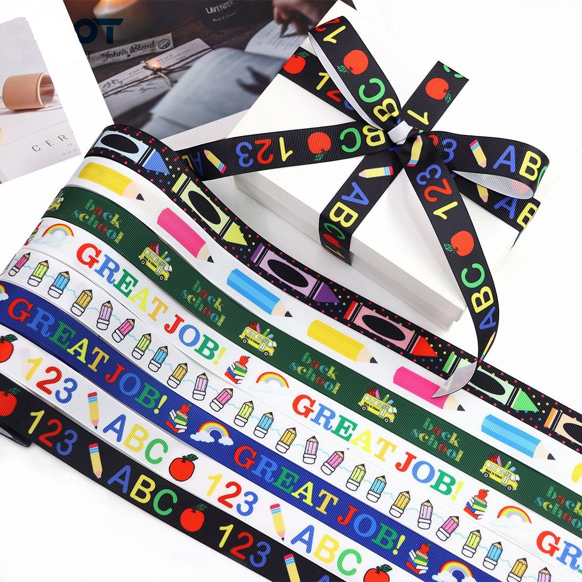 Geschenkband 22 mm mit ABC-Motiv, bedruckte Schleife um ein Geschenk, 8er-Pack