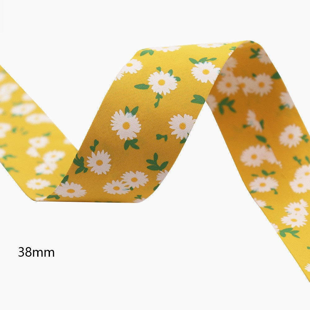 Gelbes Blumen-Stoffband, 38mm Breite, gekräuselt aufgerollt