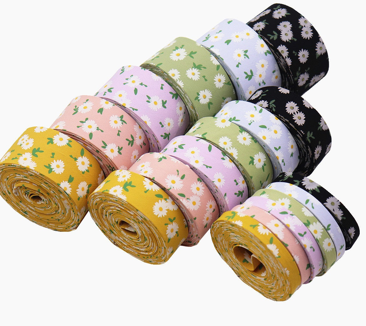 Mehrere Rollen Blumen-Stoffband in Gelb, Rosa, Grün, Lila und Schwarz