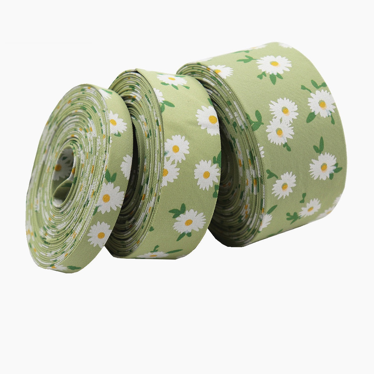 Olivgrünes Blumen-Stoffband, mehrere aufgerollte Lagen mit weißen Gänseblümchen