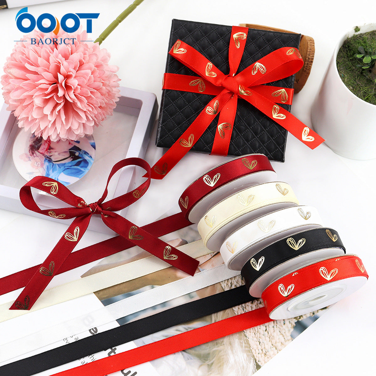 Herzfolienbänder auf Rollen: rot, schwarz und creme/weiß mit goldenen Herzmotiven