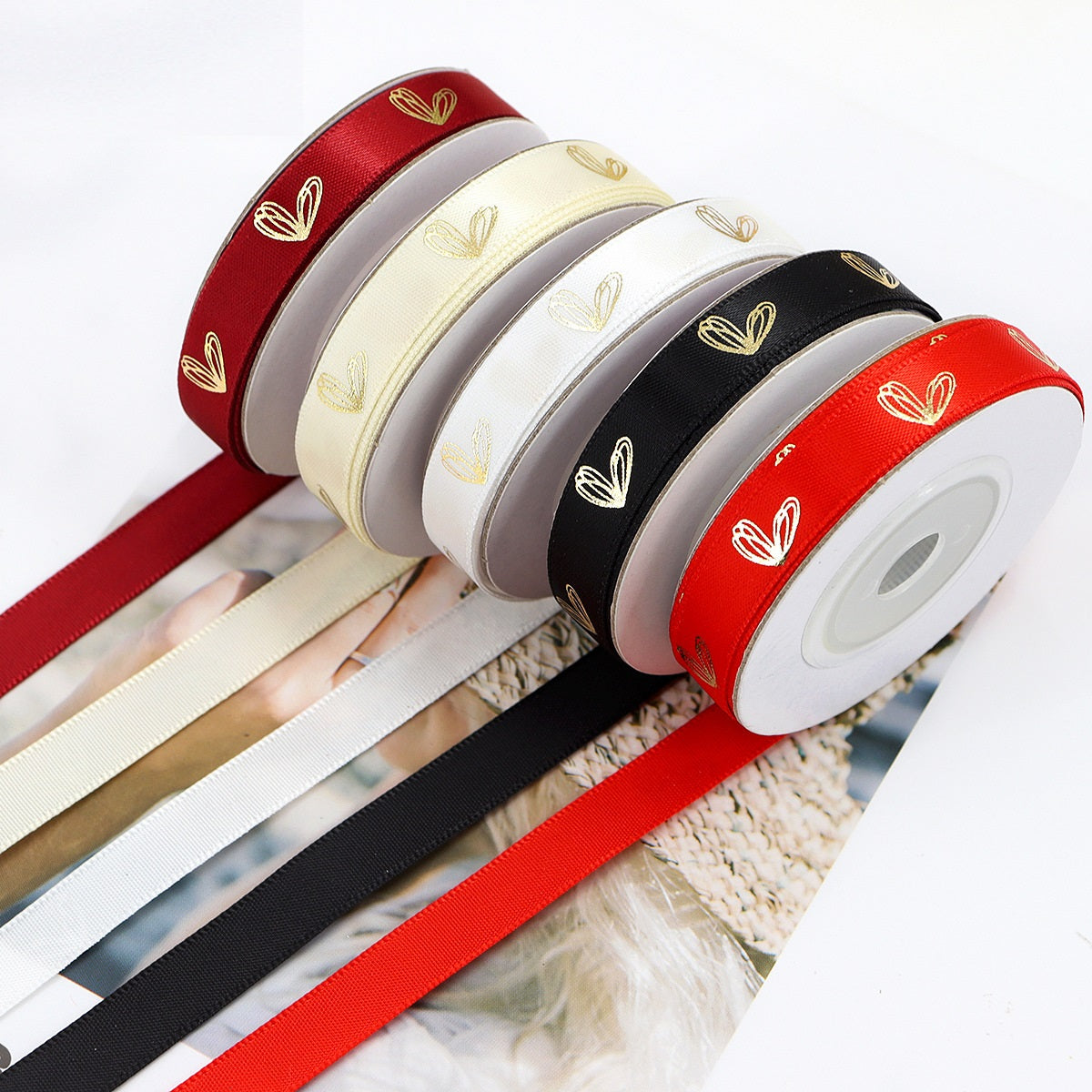 Mehrfarbiges Herzfolienband: rot, creme/weiß und schwarz mit goldenen Herzen, 10 mm