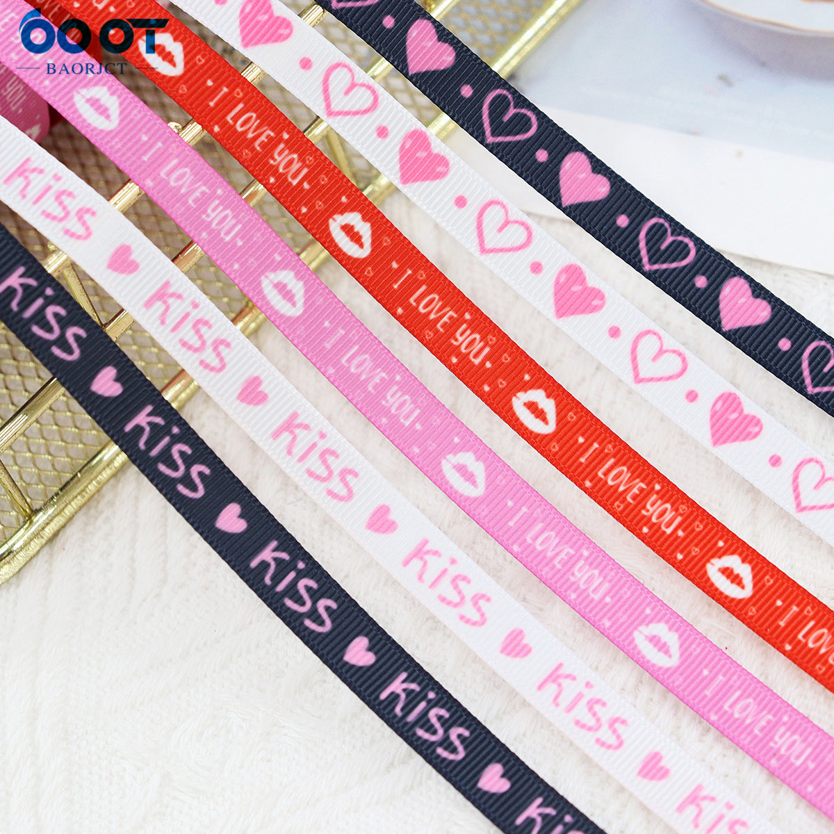 10mm gerippte Herzbänder mit „KISS“ und „I LOVE YOU“, mehrfarbig, Nahansicht