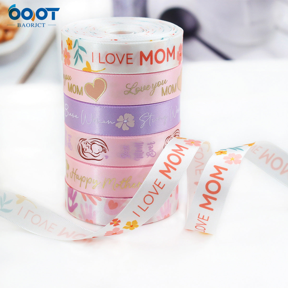 Satinbandrolle mit abgerolltem Band „I LOVE MOM“ in Pastellfarben, Herz- und Blumenmotive