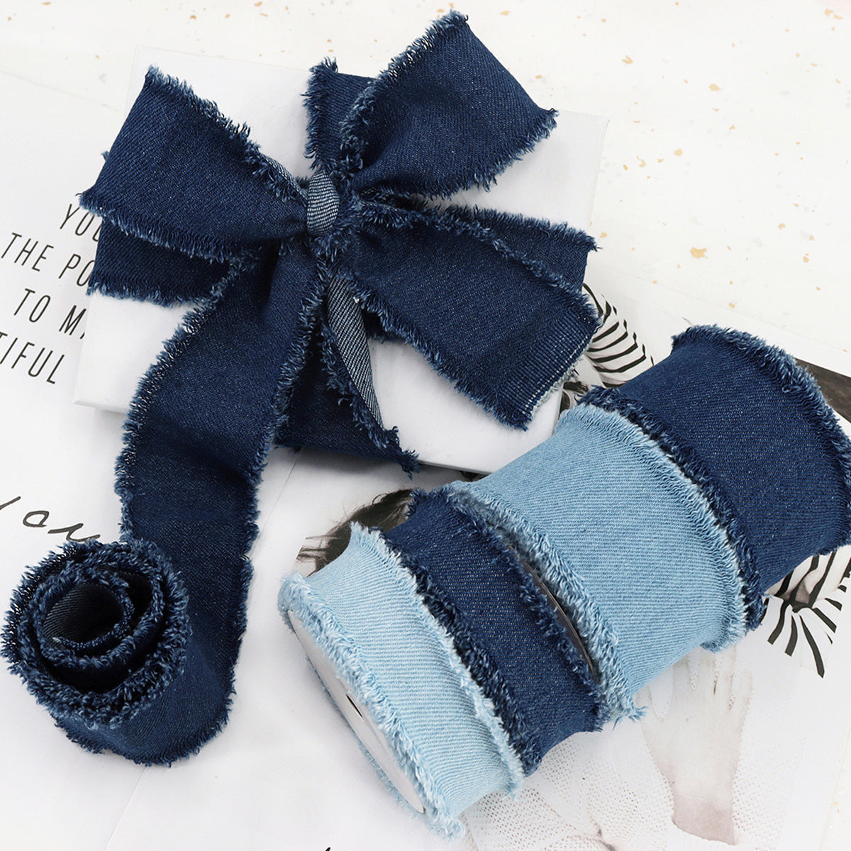 Dunkelblaue Schleife mit hellblauen Jeansbandstreifen, ausgefranst