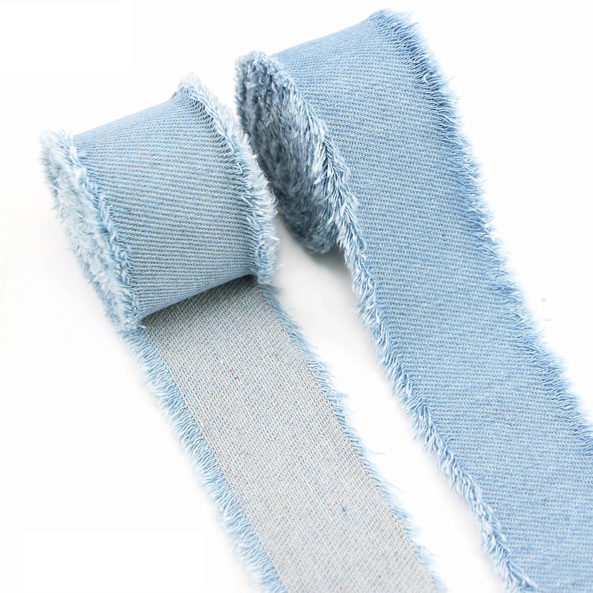 Hell- bis mittelblaue Jeansbänder mit ausgefransten Kanten