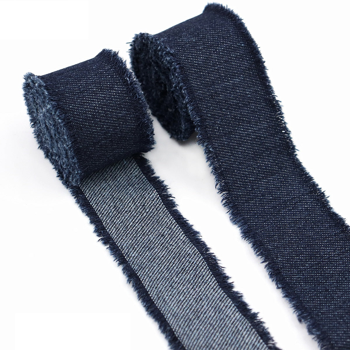 Dunkelblaue Jeansbänder mit ausgefranstem Rand