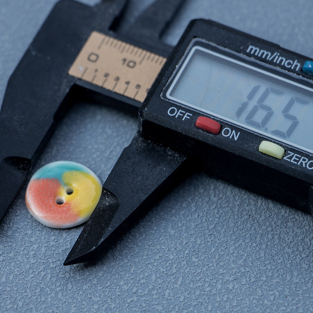 Runder Keramikknopf 16 mm mit 2 Löchern, Rot-Gelb-Blau Farbverlauf