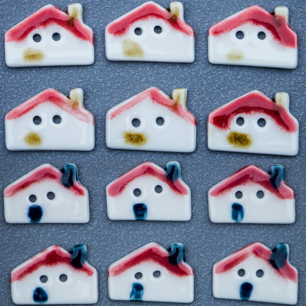 Botones cerámicos casita en varios colores: techo rojo, base blanca con 2 agujeros.