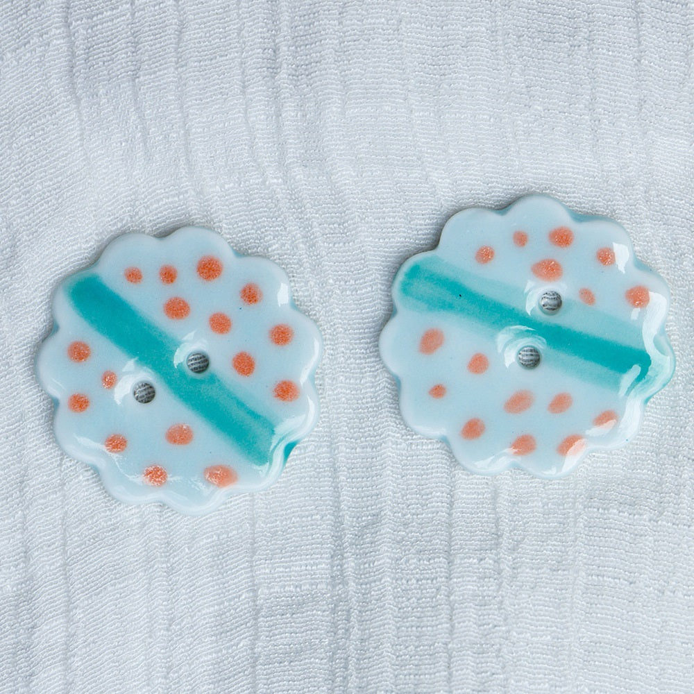 Keramikknöpfe 25 mm, 2 Löcher, hellblau mit orange Punkten und blauer Schräglinie
