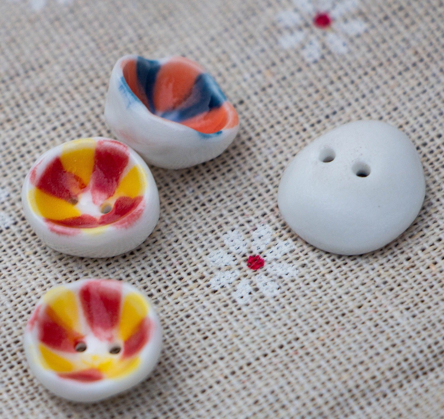 Ceramic bowl-shaped 2-hole button, red-yellow and blue swirl design