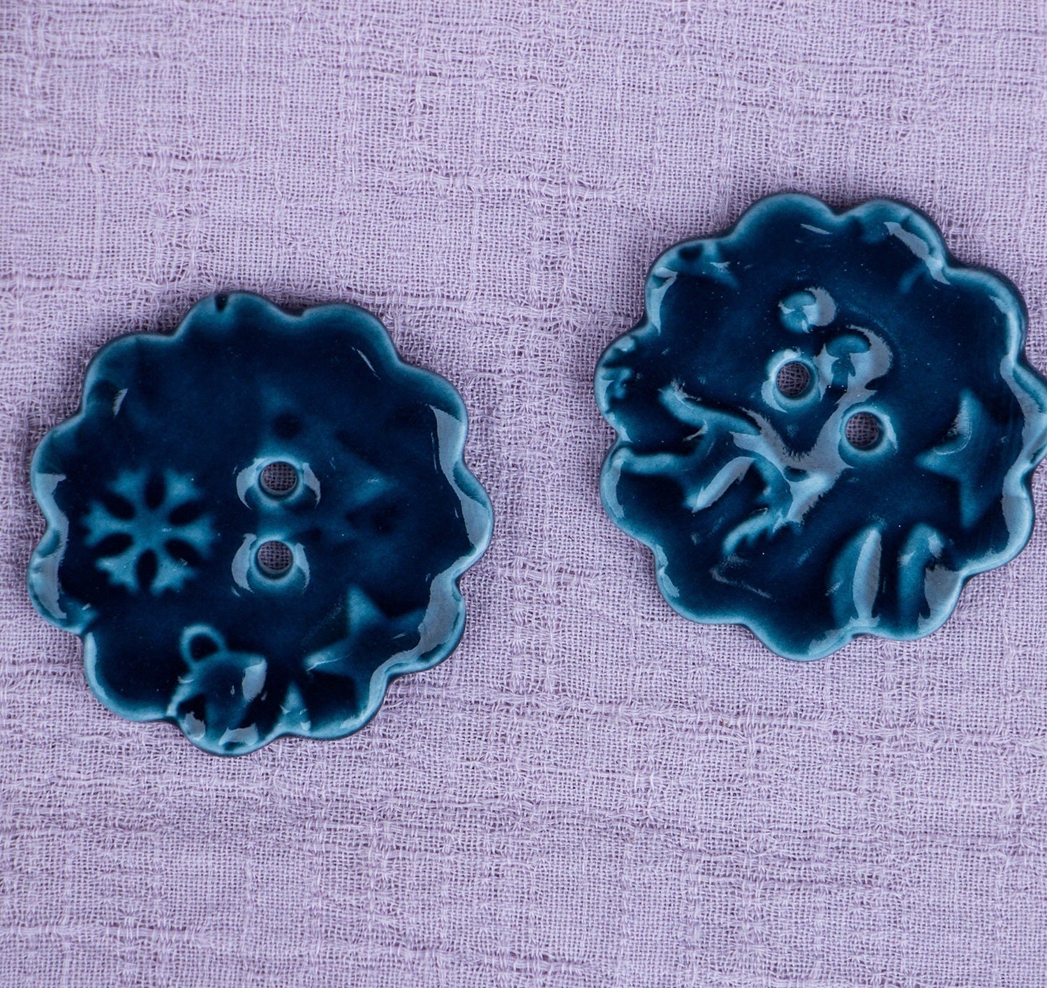 Round ceramic 2-hole buttons with snowflake elk motif in dark blue (2 pcs)