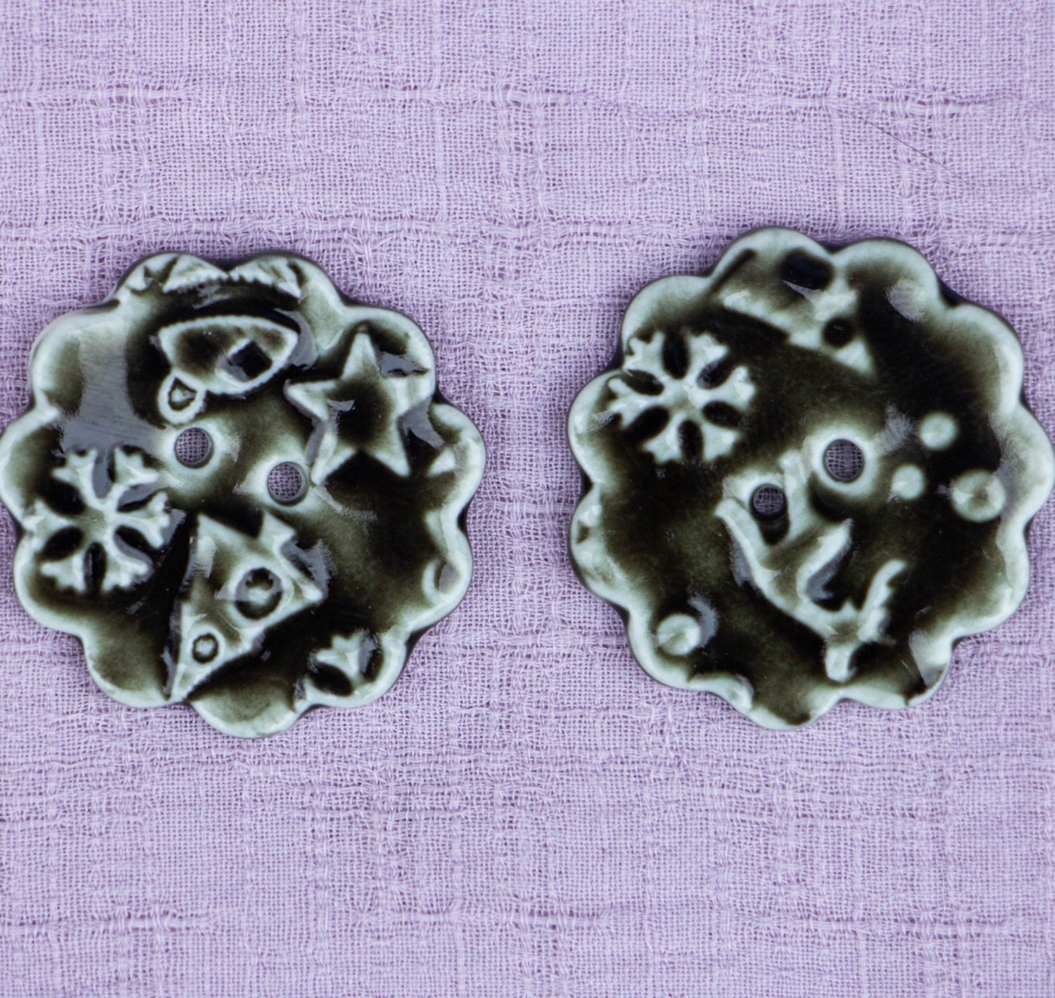 Round ceramic 2-hole buttons with snowflake elk motif in khaki/olive (2 pcs)