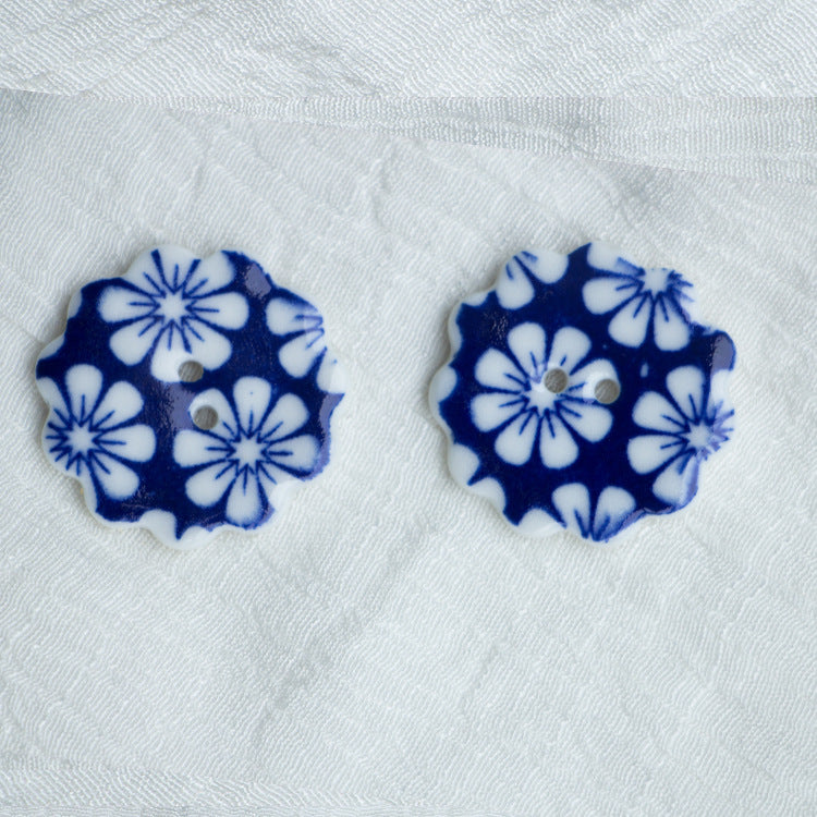 30mm ceramic two-hole flower buttons, navy and white daisy patterns (2 pcs)