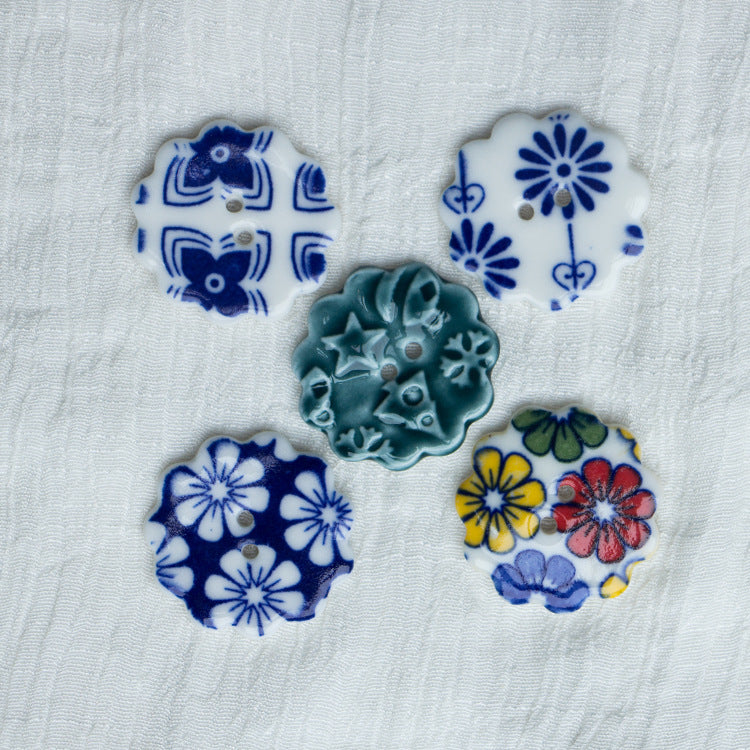 30mm ceramic buttons with two holes, blue-and-white flower patterns (set of 5)