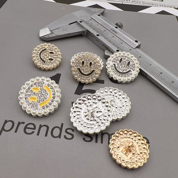 Ziernähknöpfe 25 mm mit Perlenrand und Smiley-Design, Metallfassung, gold/weiß-gelb