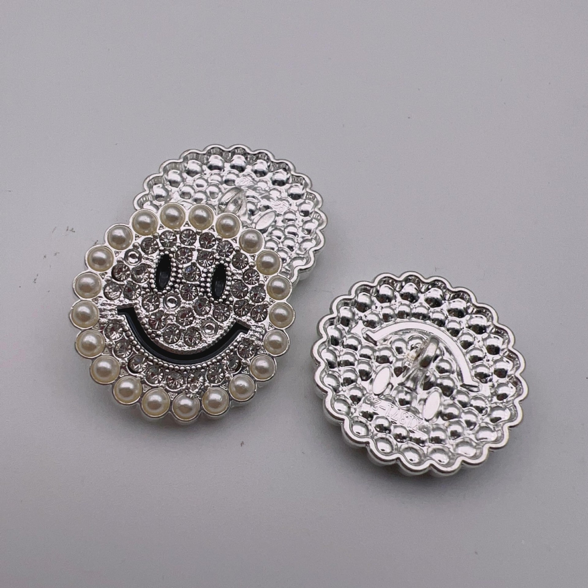 Ziernähknöpfe 25 mm mit Perlenrand und Smiley-Motiv, Metallfassung, silber/schwarz