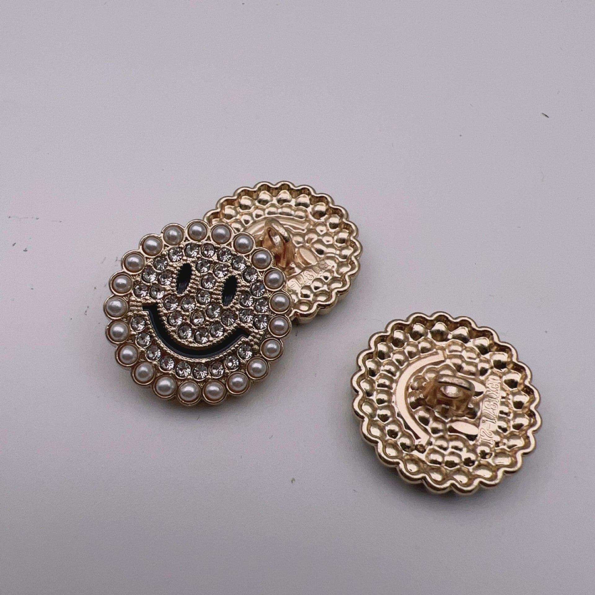 Ziernähknöpfe 25 mm mit Perlenrand und Smiley-Design, Metallfassung, gold/schwarz