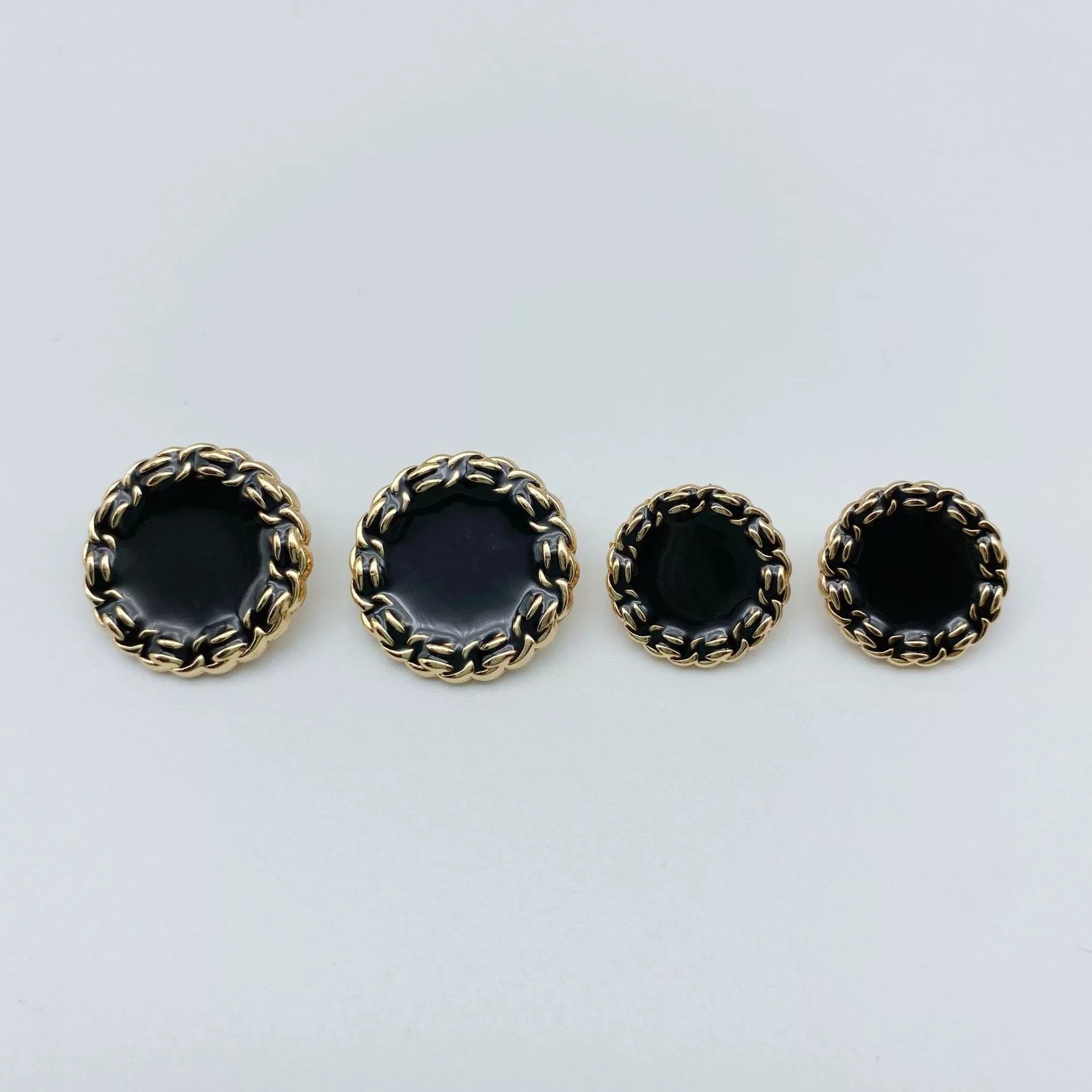 18/23-mm schwarze Knöpfe mit Kettenrand, goldfarbener Metall-Schaft