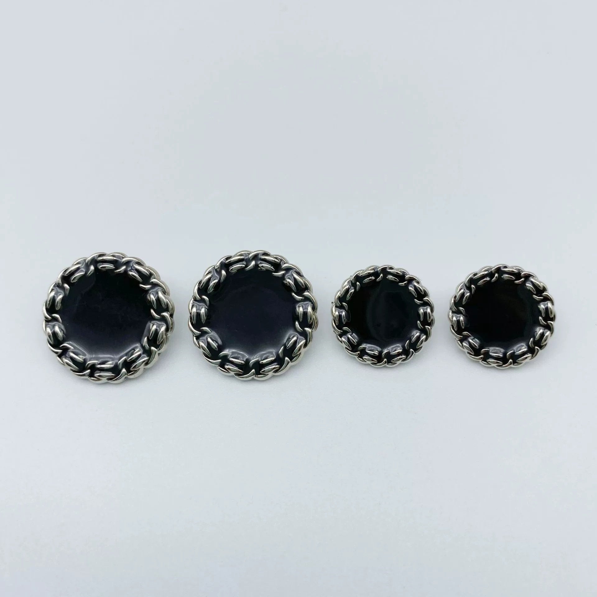 18/23-mm schwarze Knöpfe mit Kettenrand, silberfarbener Metall-Schaft